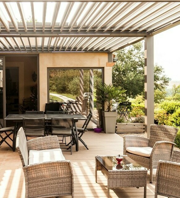 Биоклиматическая пергола – биоклиматика. Пергольная конструкция с поворотно-сдвижными ламелями для летней или всесезонной террасы (зимней утепленной веранды) Биоклиматическая пергола (биоклиматика). Пергола с поворотно-сдвижными ламелями. Строительство летних и всесезонных террас с установкой биоклиматической пергольной конструкции, а также утепленной биоклиматической перголы зимней эксплуатации