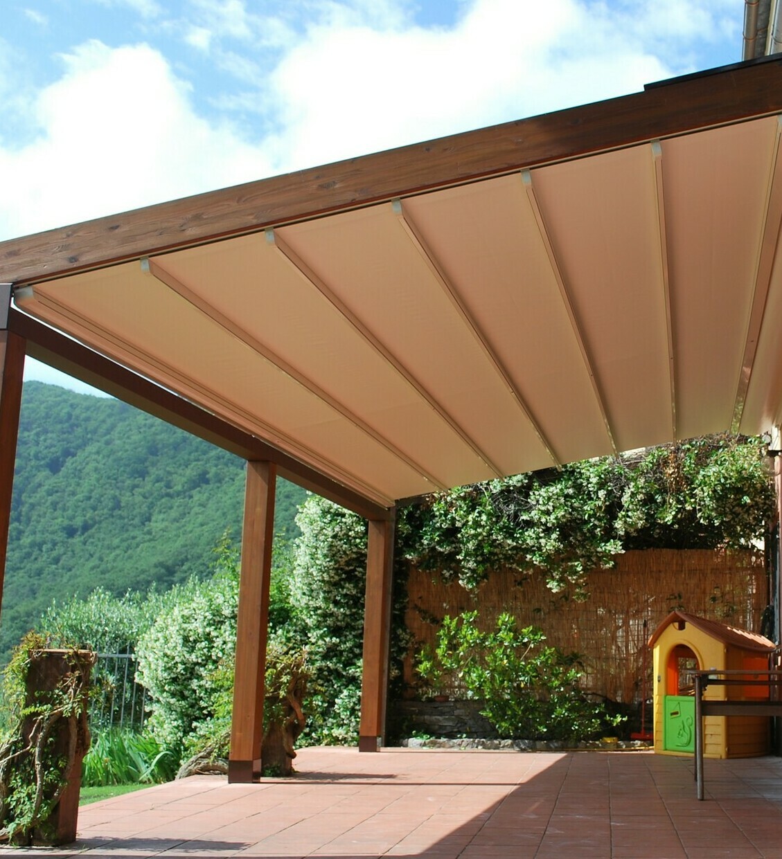 Пергола (перголы) купить для летнего кафе, веранд, террас ресторанов и кафе в Москве. Солнцезащитные системы. Производство и монтаж маркиз-пергол, пергольных конструкций с моторизированной крышей Пергола для летней веранды или террасы кафе и ресторана в Москве недорого! Алюминиевая пергола (пергольная маркиза) со сдвижной крышей с монтажом под ключ!