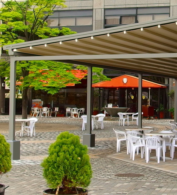 Пергола (перголы) купить для летнего кафе, веранд, террас ресторанов и кафе в Москве. Солнцезащитные системы. Производство и монтаж маркиз-пергол, пергольных конструкций с моторизированной крышей Пергола для летней веранды или террасы кафе и ресторана в Москве недорого! Алюминиевая пергола (пергольная маркиза) со сдвижной крышей с монтажом под ключ!