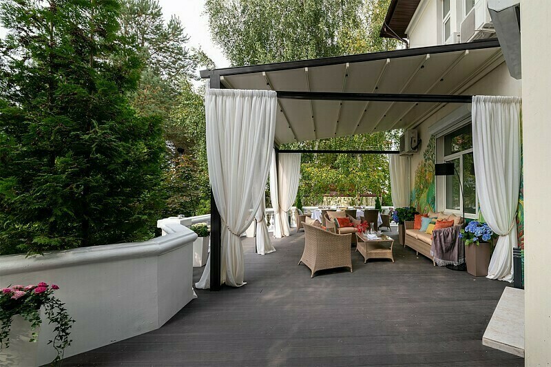 Пергола (перголы) купить для летнего кафе, веранд, террас ресторанов и кафе в Москве. Солнцезащитные системы. Производство и монтаж маркиз-пергол, пергольных конструкций с моторизированной крышей Пергола для летней веранды или террасы кафе и ресторана в Москве недорого! Алюминиевая пергола (пергольная маркиза) со сдвижной крышей с монтажом под ключ!