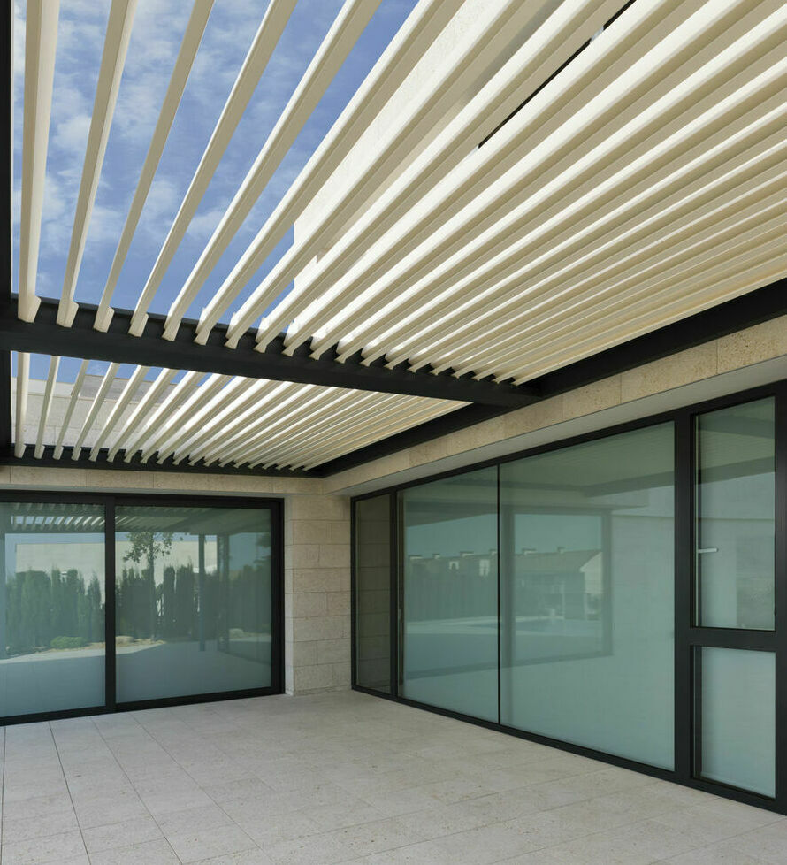 Биоклиматическая пергола – биоклиматика. Пергольная конструкция с поворотно-сдвижными ламелями для летней или всесезонной террасы (зимней утепленной веранды) Биоклиматическая пергола (биоклиматика). Пергола с поворотно-сдвижными ламелями. Строительство летних и всесезонных террас с установкой биоклиматической пергольной конструкции, а также утепленной биоклиматической перголы зимней эксплуатации