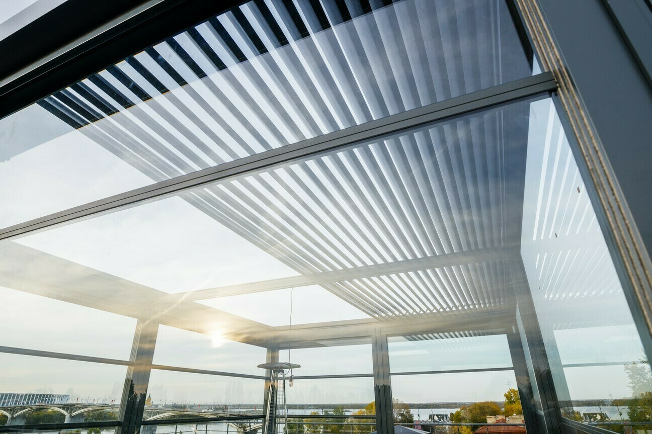 Биоклиматическая пергола – биоклиматика. Пергольная конструкция с поворотно-сдвижными ламелями для летней или всесезонной террасы (зимней утепленной веранды) Биоклиматическая пергола (биоклиматика). Пергола с поворотно-сдвижными ламелями. Строительство летних и всесезонных террас с установкой биоклиматической пергольной конструкции, а также утепленной биоклиматической перголы